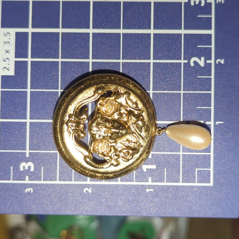 Ladies vintage brooch